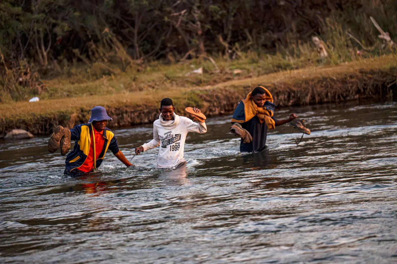 A group of frustrated residents has built a makeshift bridge over the swollen Tubatse River, linking the villages of Mafarafara and Ga-Taung near Burgersfort in Limpopo. Picture: Simpiwe Nkosi/EWN A group of frustrated residents has built a makeshift bridge over the swollen Tubatse River, linking the villages of Mafarafara and Ga-Taung near Burgersfort in Limpopo. Picture: Simpiwe Nkosi/EWN