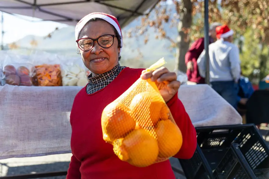 La petite agricultrice Naomi Linders vend des produits frais comme des herbes, des légumes et des fruits au marché de Jamestown Street. Photo : Ashraf Hendricks/@GroundUp News La petite agricultrice Naomi Linders vend des produits frais comme des herbes, des légumes et des fruits au marché de Jamestown Street. Photo : Ashraf Hendricks/@GroundUp News