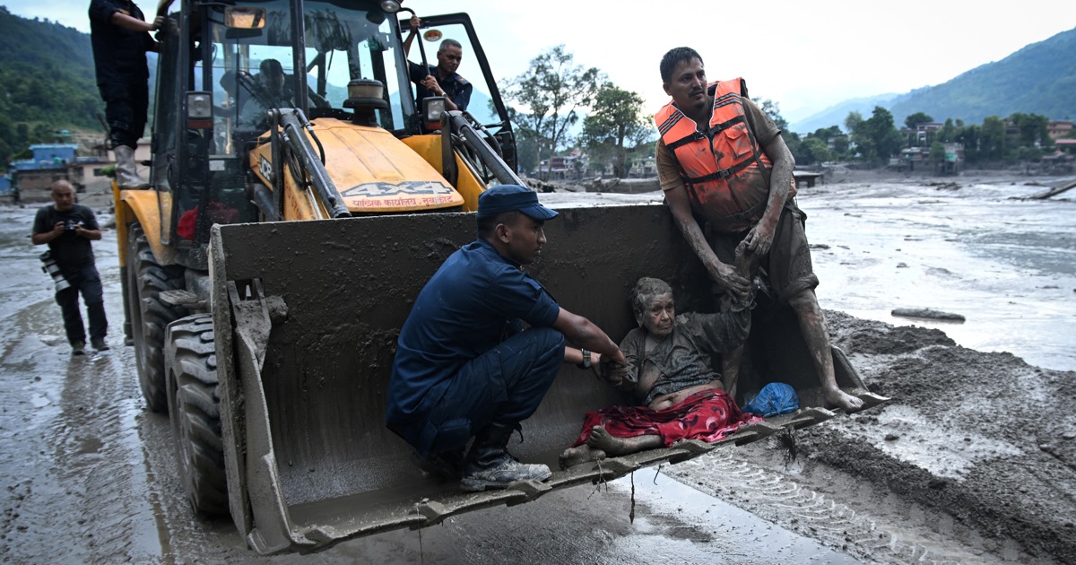 Chinese rescue workers search for 558 missing after Nepal-Tibet floods