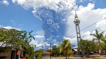 Indonesia volcano belches colossal ash tower Indonesia volcano belches colossal ash tower