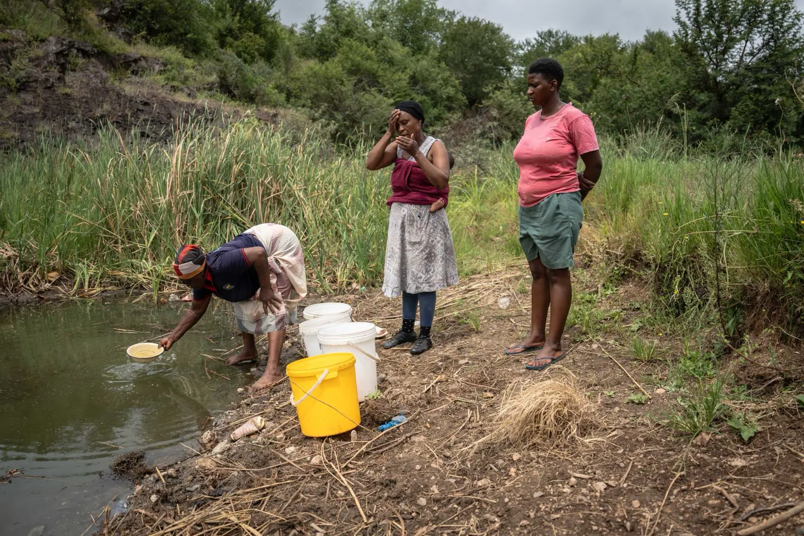 Parents and grandmothers collect water from a nearby pond for their children in Ha-Nthabalala, Vhembe. Picture: Jacques Nelles/Eyewitness News Parents and grandmothers collect water from a nearby pond for their children in Ha-Nthabalala, Vhembe. Picture: Jacques Nelles/Eyewitness News