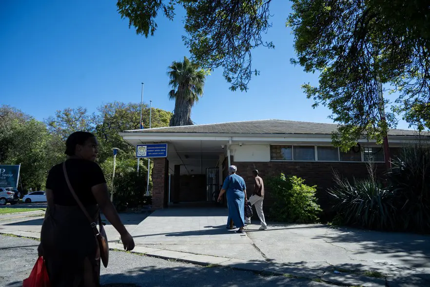 Certains immigrants sont toujours détenus au commissariat de Robertson. Photo : Actualités GroundUp Certains immigrants sont toujours détenus au commissariat de Robertson. Photo : Actualités GroundUp