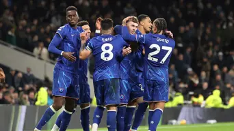 Chelsea sink Burnley to close gap on leaders Arsenal Chelsea sink Burnley to close gap on leaders Arsenal