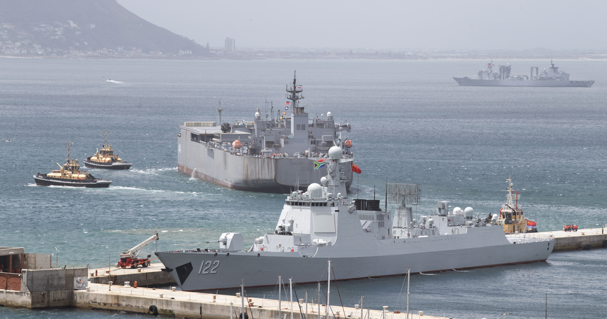 中国とイランの軍艦が南アフリカで演習のため