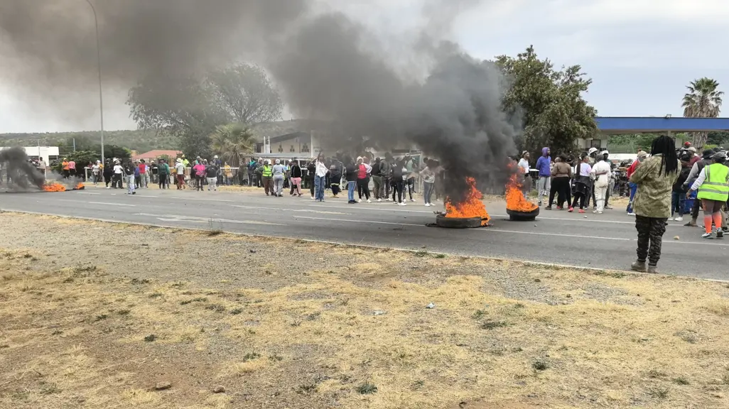 Police fire rubber bullets at protesting Kokosi residents