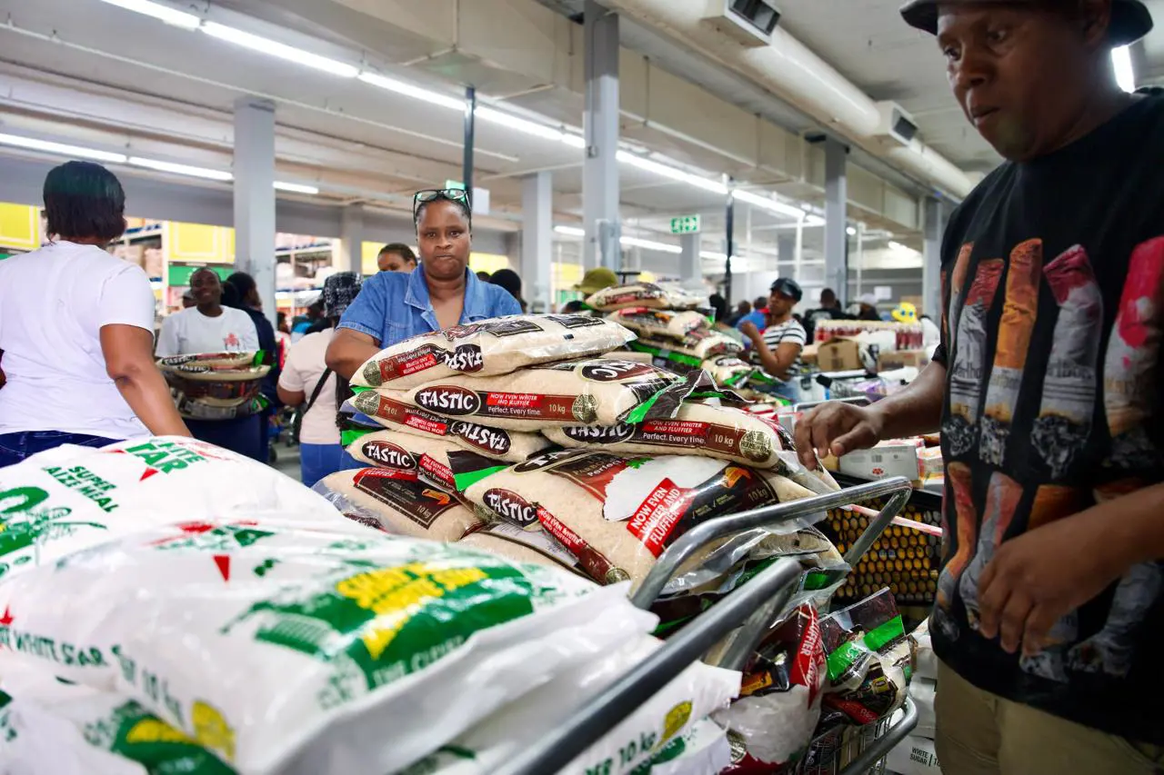 Large queues of stokvel groups at the Makro Woodmead store on 6 December 2025, collecting bulk year-end purchases during the "stokvel rush. Picture: Katlego Jiyane/EWN Large queues of stokvel groups at the Makro Woodmead store on 6 December 2025, collecting bulk year-end purchases during the "stokvel rush. Picture: Katlego Jiyane/EWN