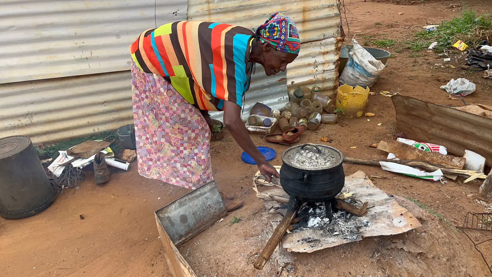 Elizabeth Tebeli (66), Phatsima Ext 3 resident, using firewood and a three-legged pot to cook dinner. Picture: Thabiso Goba/EWN Elizabeth Tebeli (66), Phatsima Ext 3 resident, using firewood and a three-legged pot to cook dinner. Picture: Thabiso Goba/EWN