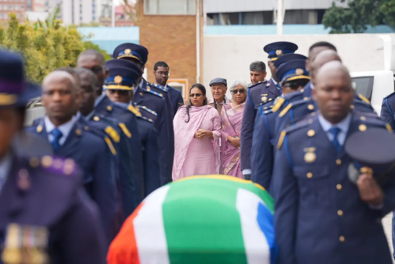 SAPS members escorted former minister Pravin Gordhan's body into the funeral venue. Picture: Jacques Nelles/Eyewitness News SAPS members escorted former minister Pravin Gordhan's body into the funeral venue. Picture: Jacques Nelles/Eyewitness News