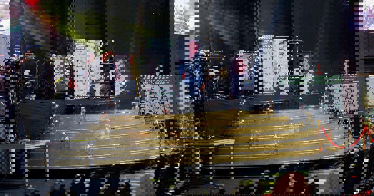 Branchenkollegen drücken ihre Hochachtung für den verstorbenen Presley ...