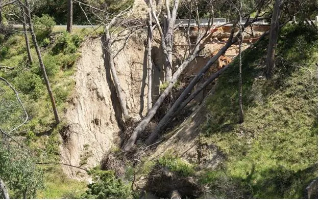 Damage to Kloof Road embankment. Facebook/City of Cape Town Damage to Kloof Road embankment. Facebook/City of Cape Town
