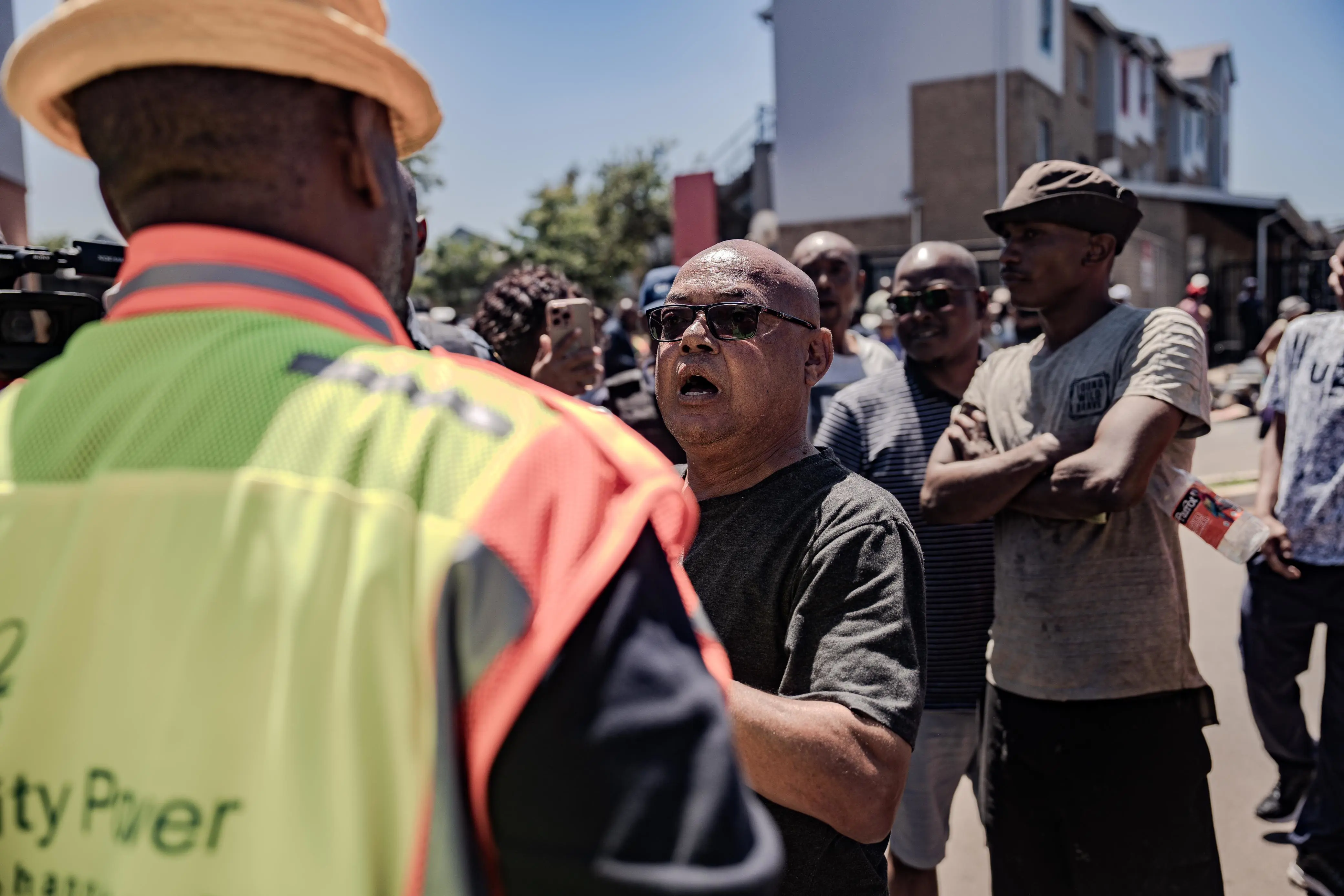 Kliptown Square residents speak to City Power officials to prevent them cutting illegal electricity connections on 29 January 2025. Picture: Sphamandla Dlamini/EWN Kliptown Square residents speak to City Power officials to prevent them cutting illegal electricity connections on 29 January 2025. Picture: Sphamandla Dlamini/EWN