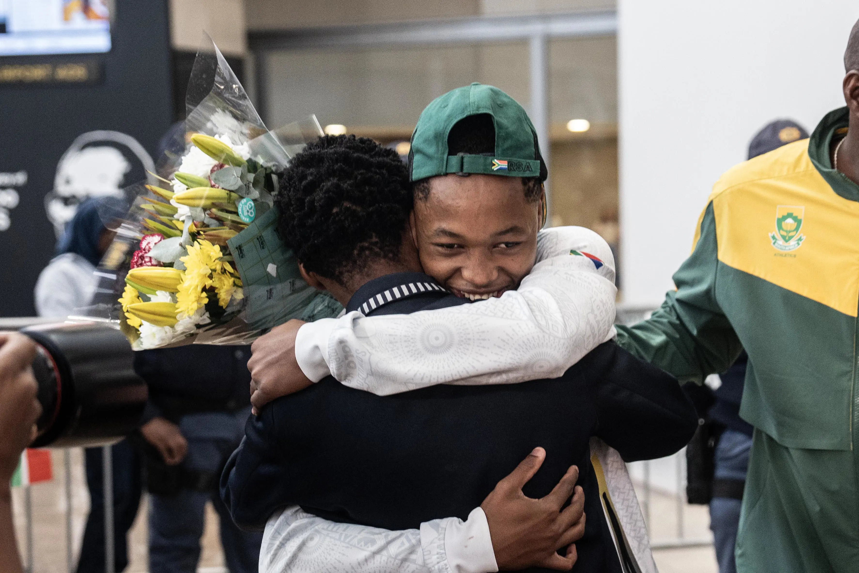 Silver Olympic medallist Bayanda Walaza is welcomed with a hug at OR Tambo International Airport. Photo: Jacques Nelles/Eyewitness News Silver Olympic medallist Bayanda Walaza is welcomed with a hug at OR Tambo International Airport. Photo: Jacques Nelles/Eyewitness News