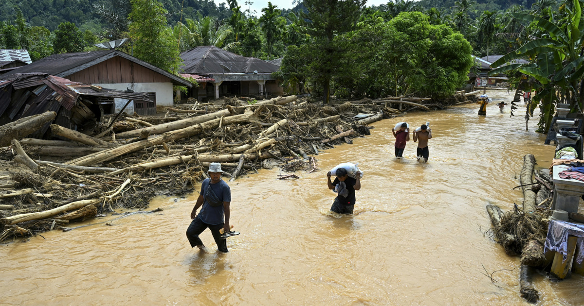 Indonesia flood death toll passes 1,000: rescuers