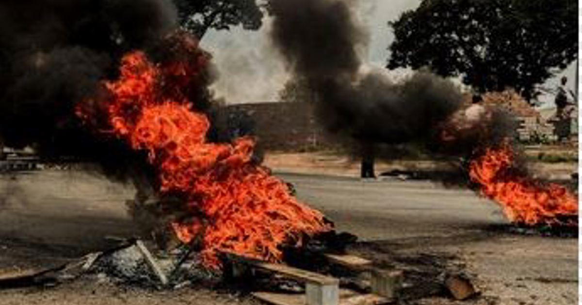 Autos in Orlando West in Brand gesteckt, als Bewohner von Soweto gegen ...