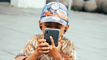 Parents play crucial role in preventing childhood internet addiction, new study confirms Parents play crucial role in preventing childhood internet addiction, new study confirms