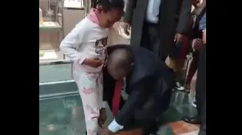 WATCH: Cyril Ramaphosa charms Mzansi when he ties young child's shoelace WATCH: Cyril Ramaphosa charms Mzansi when he ties young child's shoelace