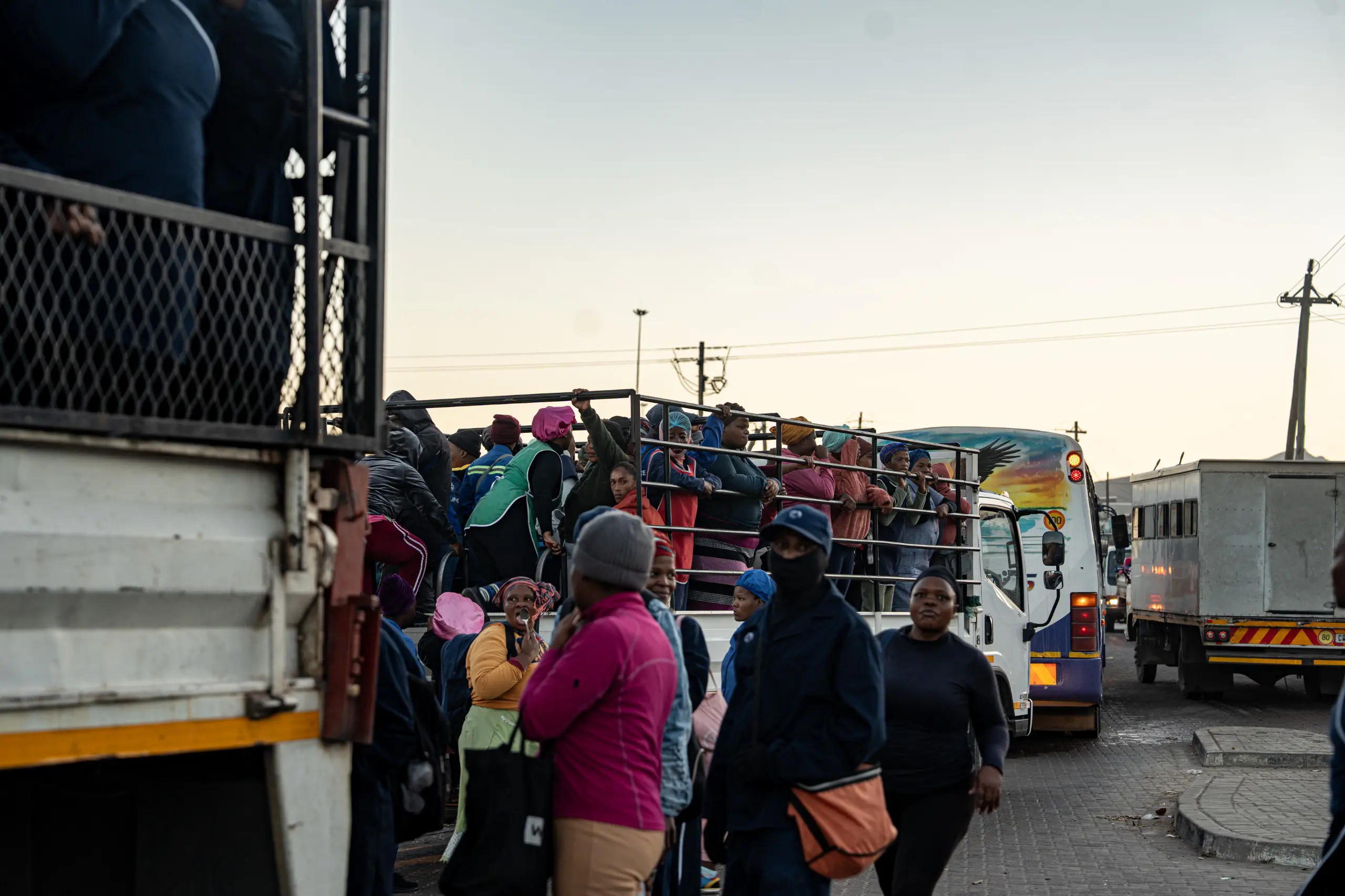 Farmworkers are transported to work on the back of open trucks with no open safety measures. Picture: Kayleen Morgan/EWN Farmworkers are transported to work on the back of open trucks with no open safety measures. Picture: Kayleen Morgan/EWN