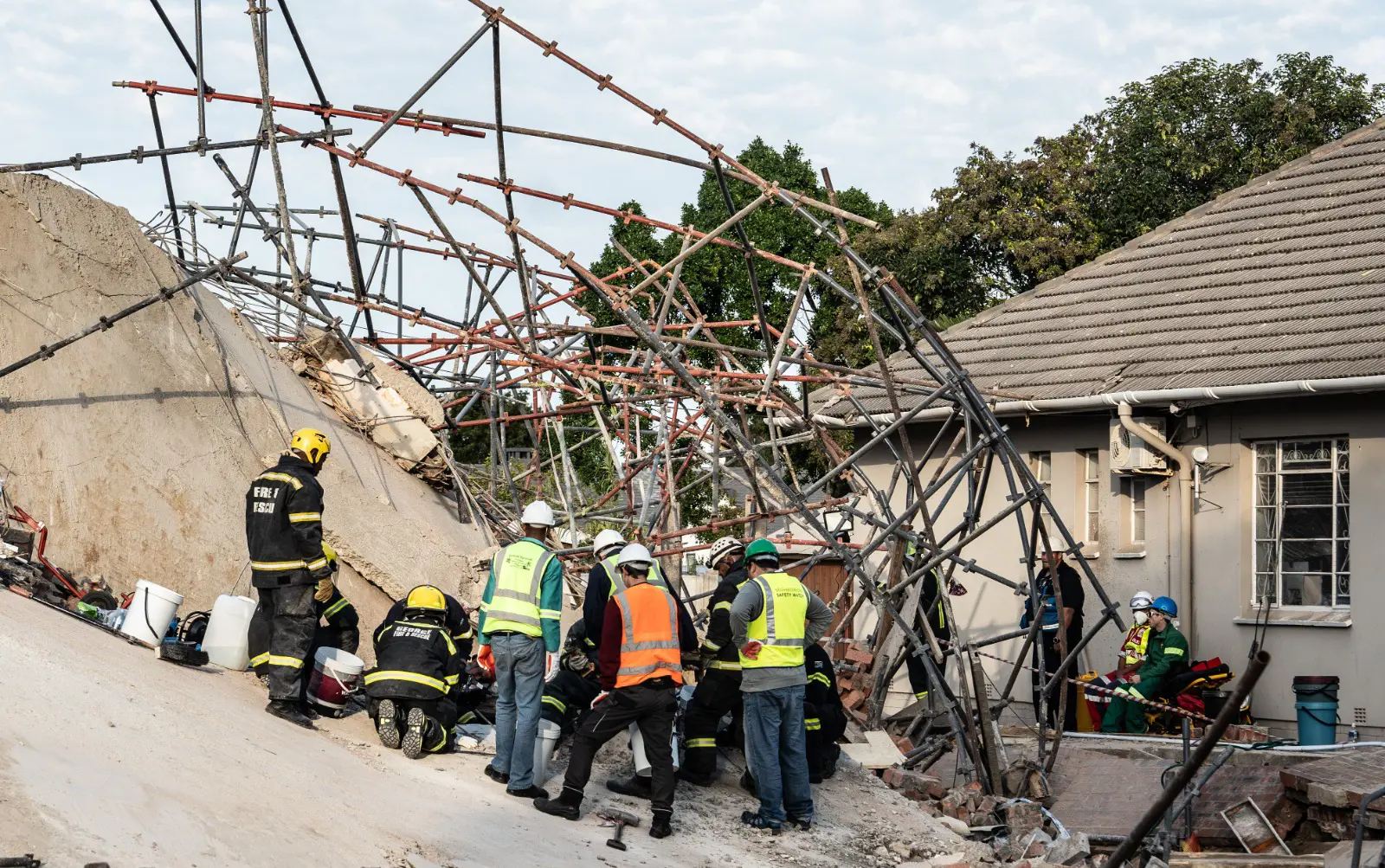 Rescue teams had to carefully dismantle webs of iron rods and peels layers of rubble mounds to detect survivors overnight. Picture: Kayleen Morgan/Eyewitness News Rescue teams had to carefully dismantle webs of iron rods and peels layers of rubble mounds to detect survivors overnight. Picture: Kayleen Morgan/Eyewitness News