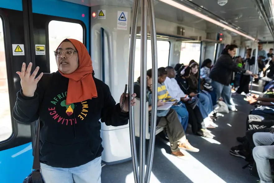 La'eeqa Martin de l'Alliance africaine pour le climat espère que le voyage en train a aidé les passagers à comprendre comment l'accès à la terre et aux infrastructures telles que les routes et les chemins de fer a créé des divisions entre les différentes communautés. Photos : Ashraf Hendricks/@GroundUp News La'eeqa Martin de l'Alliance africaine pour le climat espère que le voyage en train a aidé les passagers à comprendre comment l'accès à la terre et aux infrastructures telles que les routes et les chemins de fer a créé des divisions entre les différentes communautés. Photos : Ashraf Hendricks/@GroundUp News