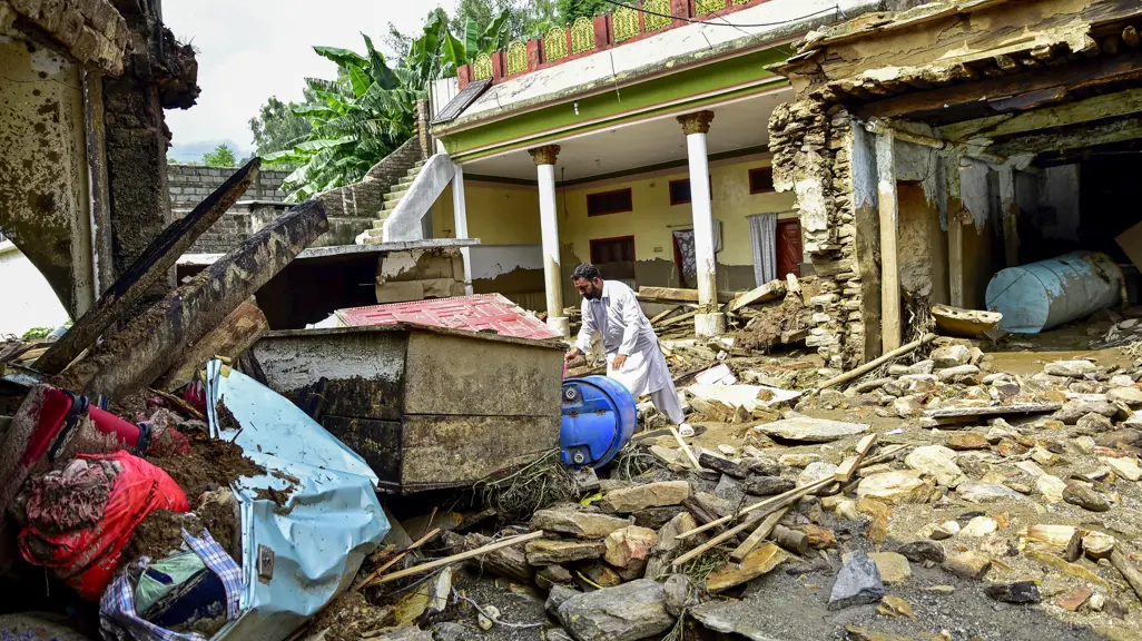 Pakistan rescuers recover bodies after monsoon rains kill 320