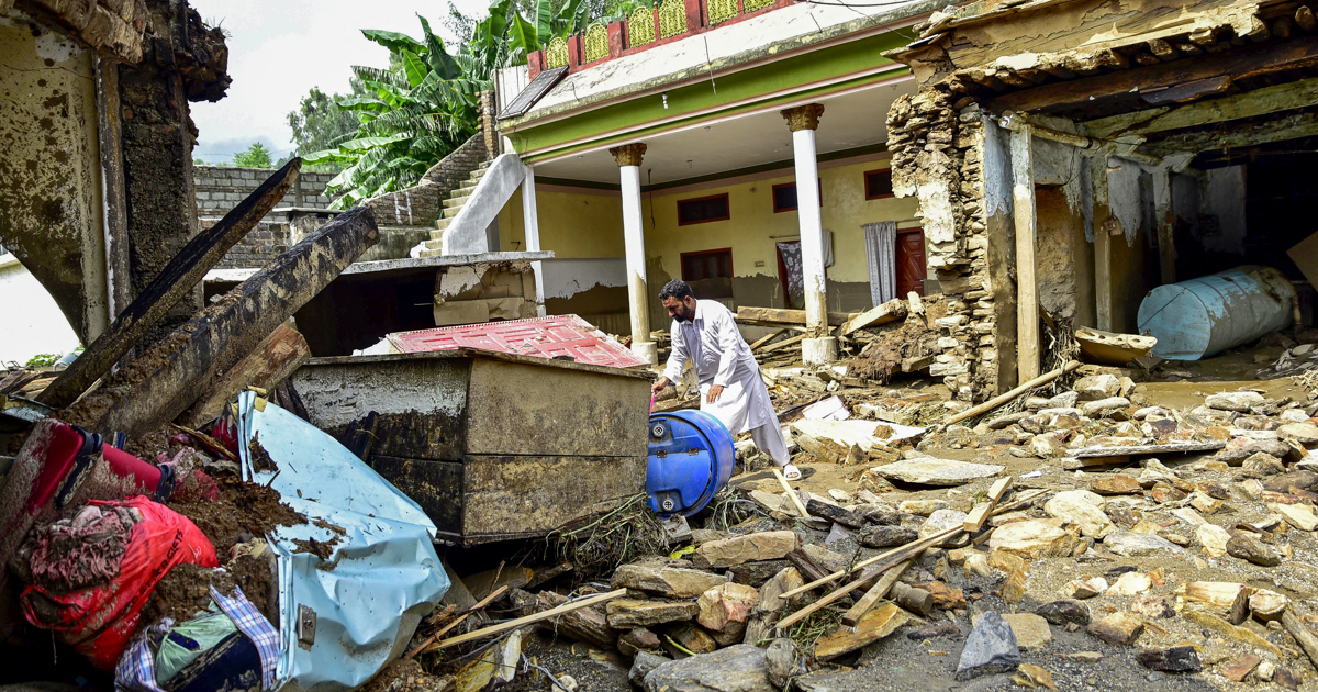 Pakistan rescuers recover bodies after monsoon rains kill 320