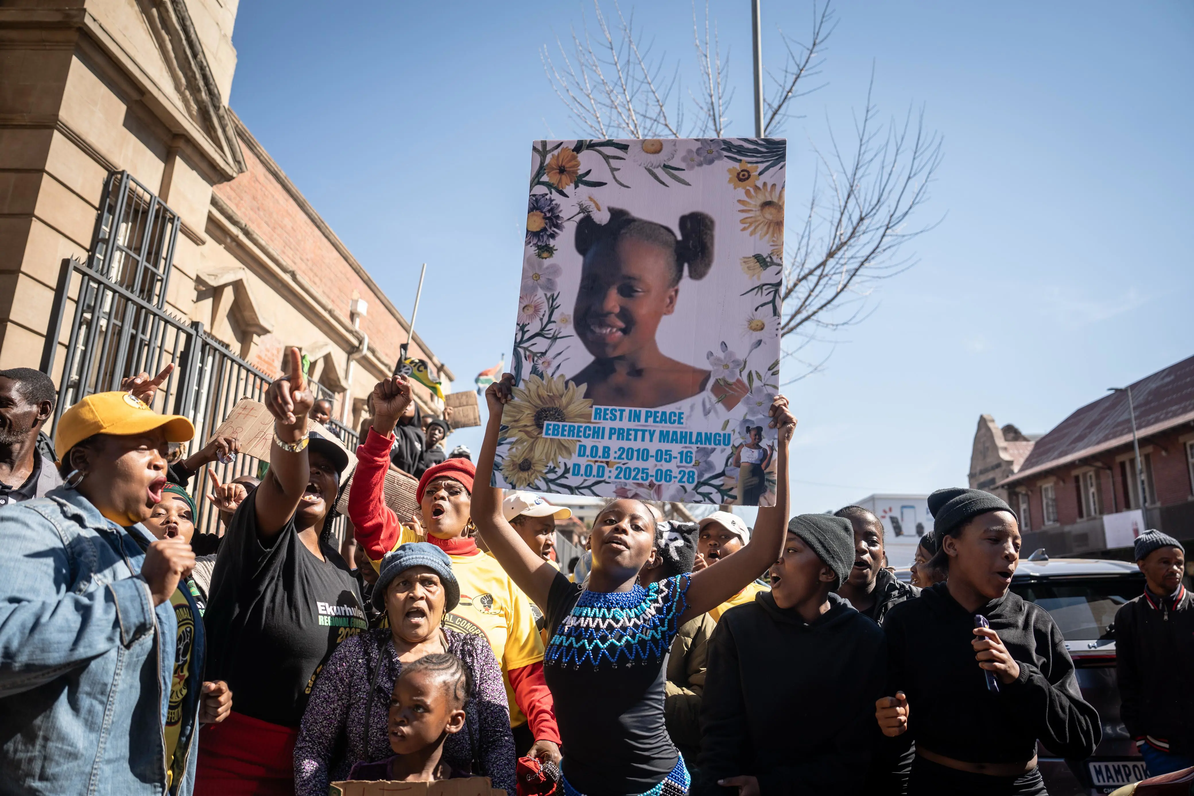 Community members and supporters of Pretty Mahlangu outside the Germiston Magistrate's Court on 20 August 2025. Picture: Jacques Nelles/EWN Community members and supporters of Pretty Mahlangu outside the Germiston Magistrate's Court on 20 August 2025. Picture: Jacques Nelles/EWN