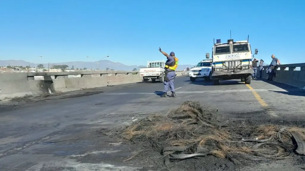 Protesters block N2 and R300 for taps and toilets