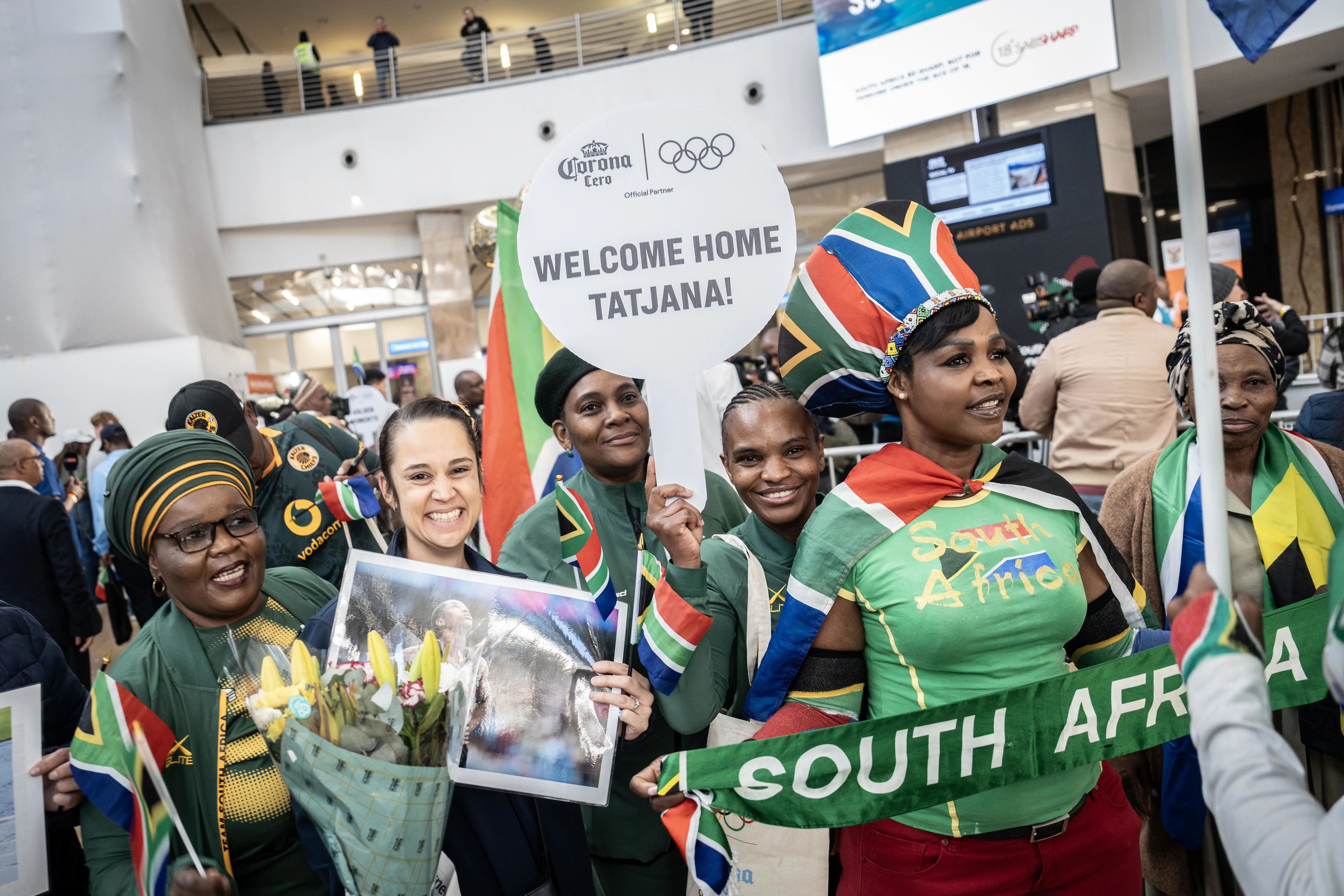 Many came with flags and placards of support for Gold Olympic medallist Tatjana Smith and Silver Olympic medallists Bayanda Walaza and Bradley Nkoana at OR Tambo International Airport. Photo: Jacques Nelles/Eyewitness News Many came with flags and placards of support for Gold Olympic medallist Tatjana Smith and Silver Olympic medallists Bayanda Walaza and Bradley Nkoana at OR Tambo International Airport. Photo: Jacques Nelles/Eyewitness News