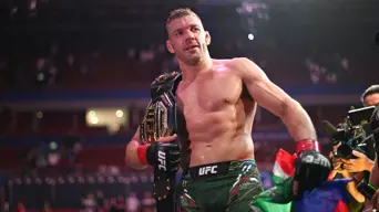 Du Plessis batters Strickland to retain UFC middleweight crown Du Plessis batters Strickland to retain UFC middleweight crown
