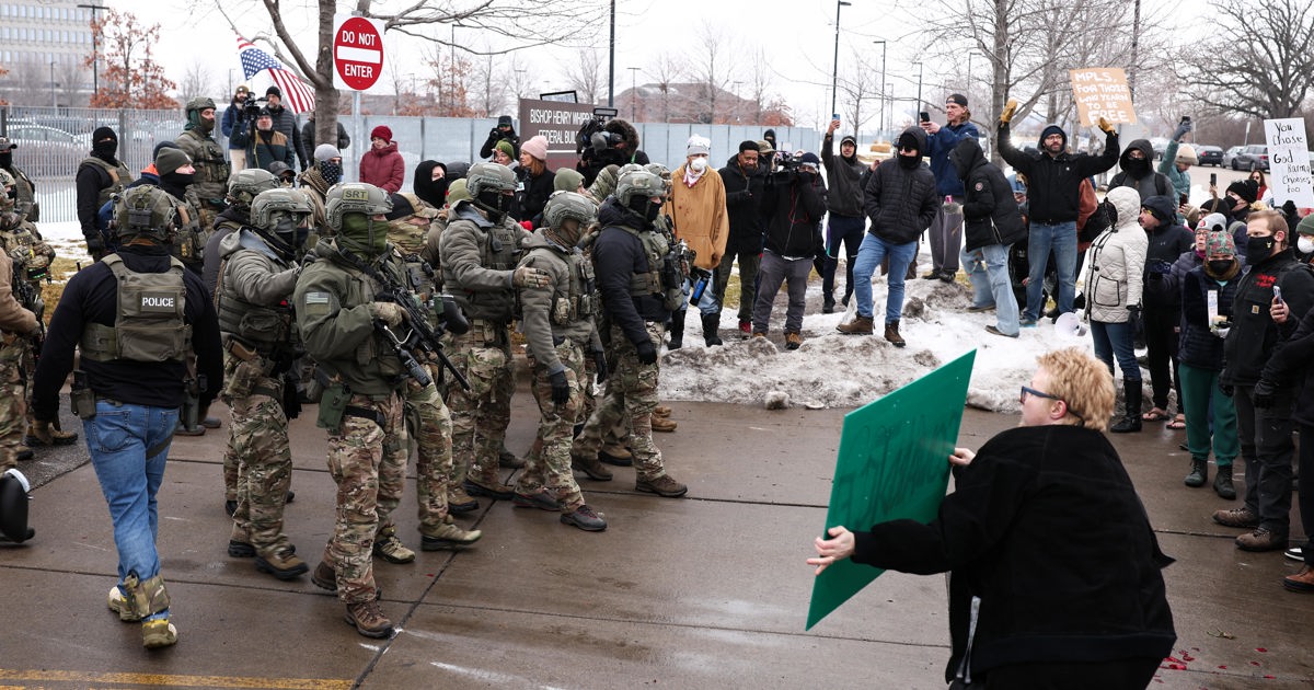 Die Trump-Regierung entsendet trotz der Empörung über den Tod einer Frau ...