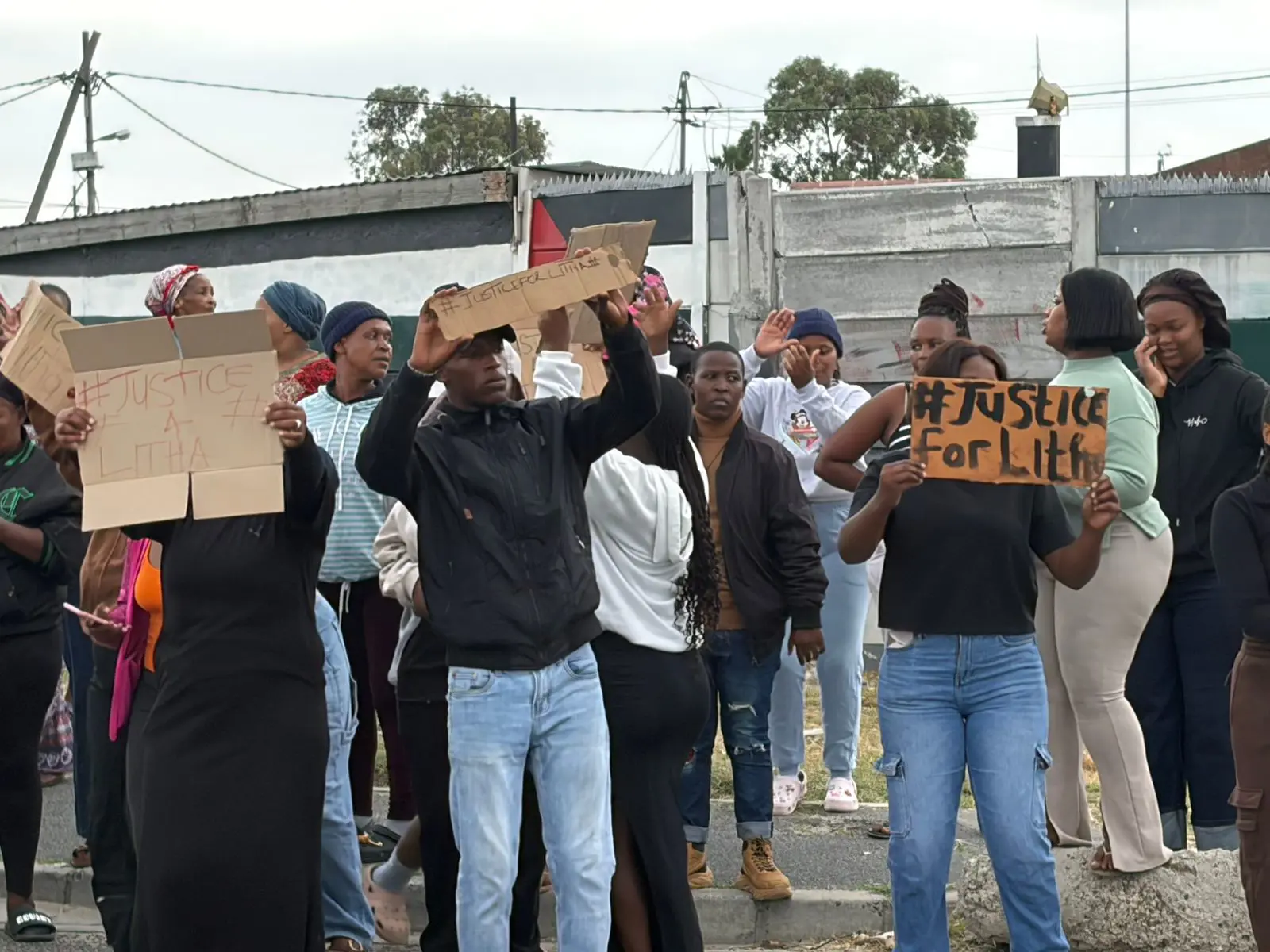 Delft residents showing support to the Govuza family in Driftsands. Picture: Ntuthuzelo Nene/EWN Delft residents showing support to the Govuza family in Driftsands. Picture: Ntuthuzelo Nene/EWN
