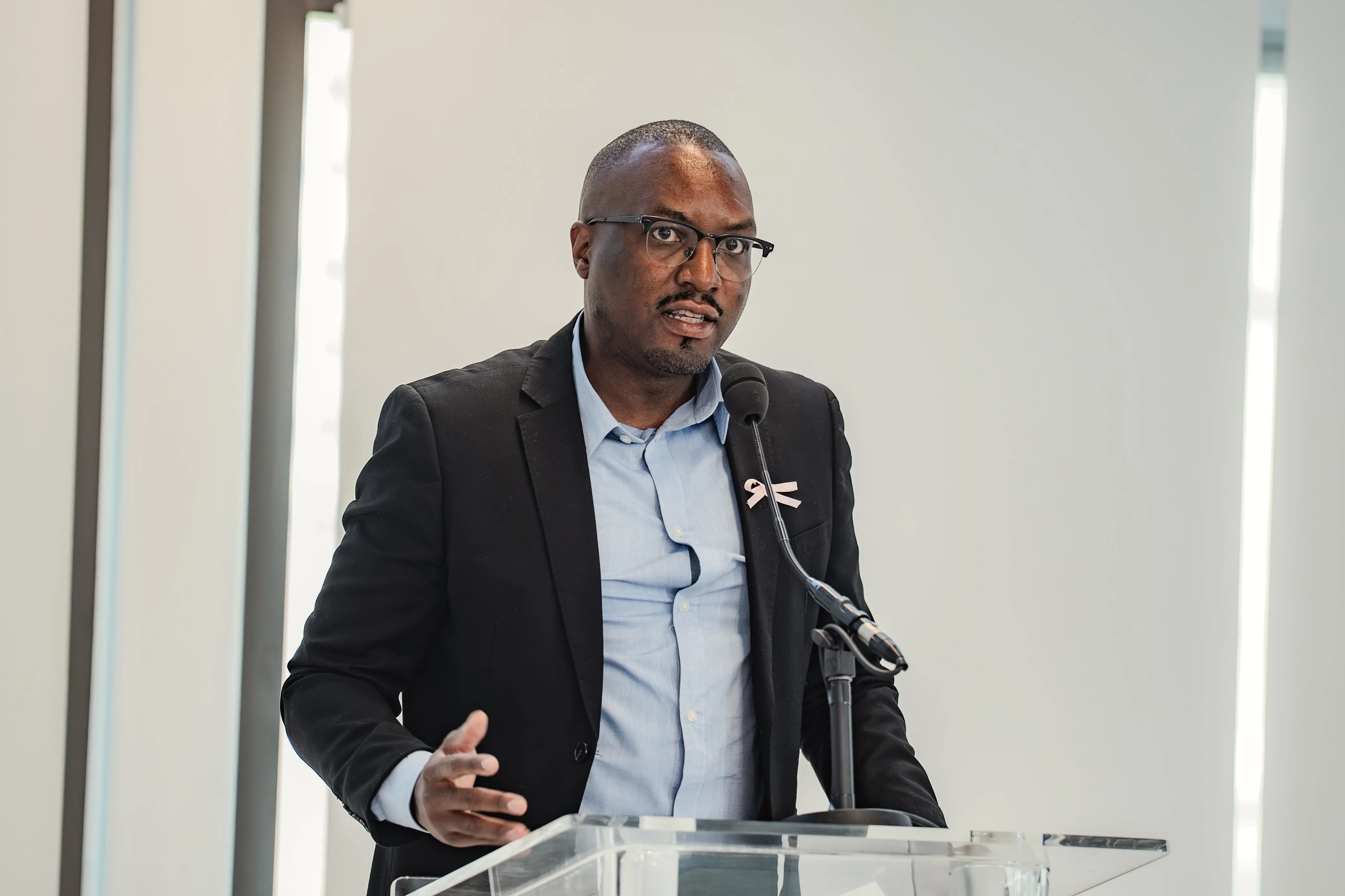 Vacks Phupheli, a friend of Tshidi Madia, pays tribute to her at Primedia's headquarters in Sandton, Johannesburg on 2 September. Picture: Sphamandla Dlamini & Katlego Jiyane/EWN Vacks Phupheli, a friend of Tshidi Madia, pays tribute to her at Primedia's headquarters in Sandton, Johannesburg on 2 September. Picture: Sphamandla Dlamini & Katlego Jiyane/EWN