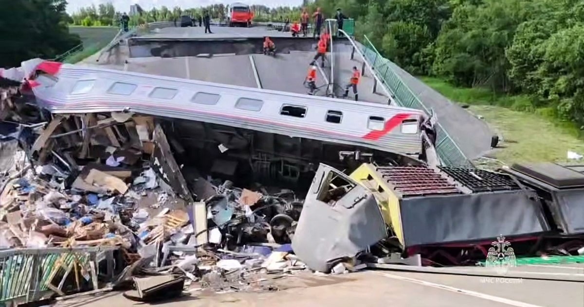 Two bridges in Russia collapse in 'blasts', 7 dead