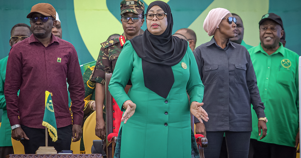 Tansanias Präsident wird vereidigt, während die Opposition von Hunderten ...