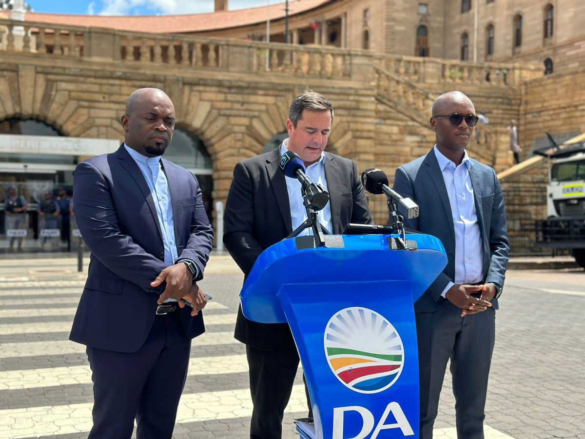 Steenhuisen gives Ramaphosa 5 days to open a case against Paul Mashatile - Vimarsana News