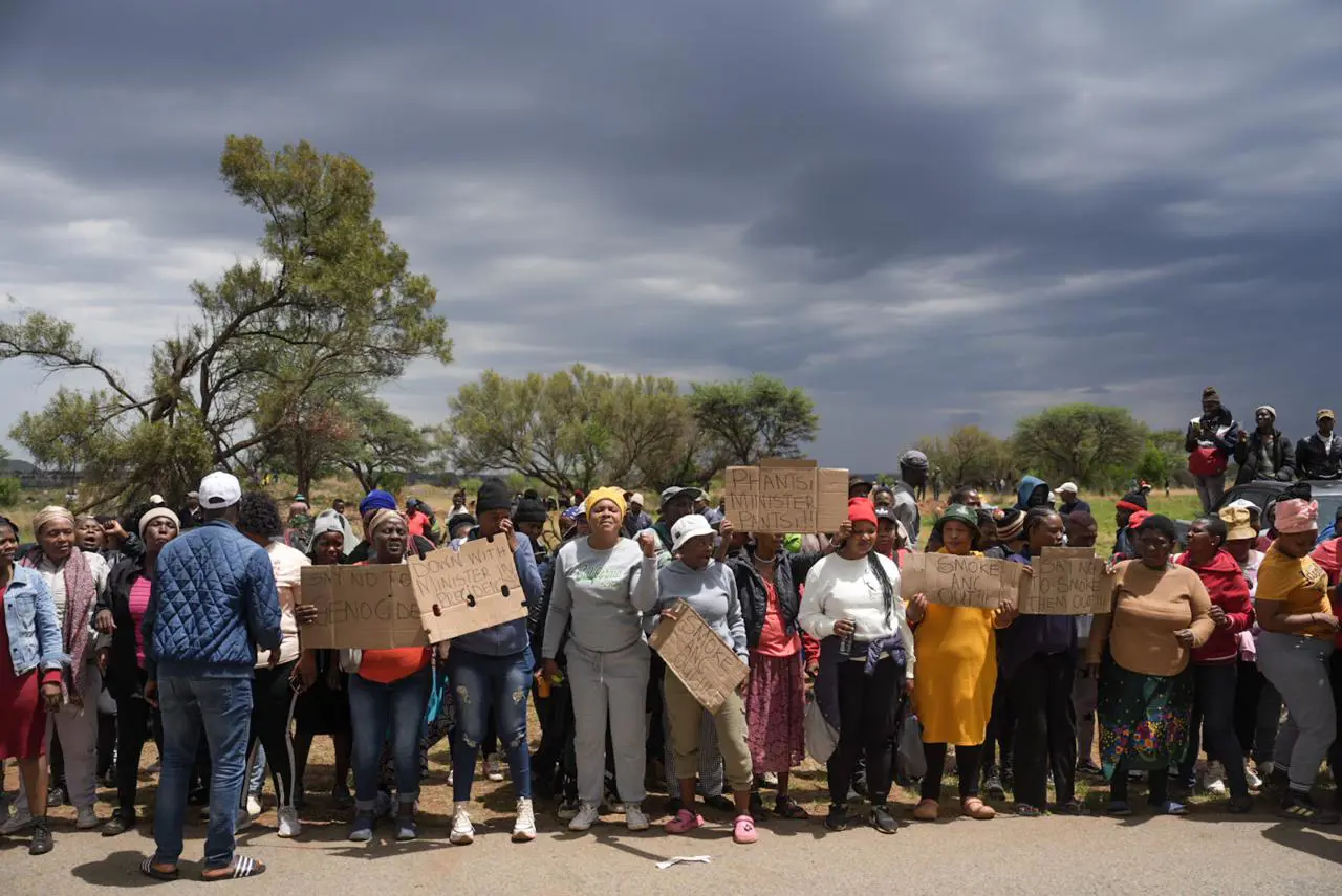 Stilfontein commiunity in the North West demonsrates in support of illegal miners. Picture: Jacques Nelles/Eyewitness News Stilfontein commiunity in the North West demonsrates in support of illegal miners. Picture: Jacques Nelles/Eyewitness News