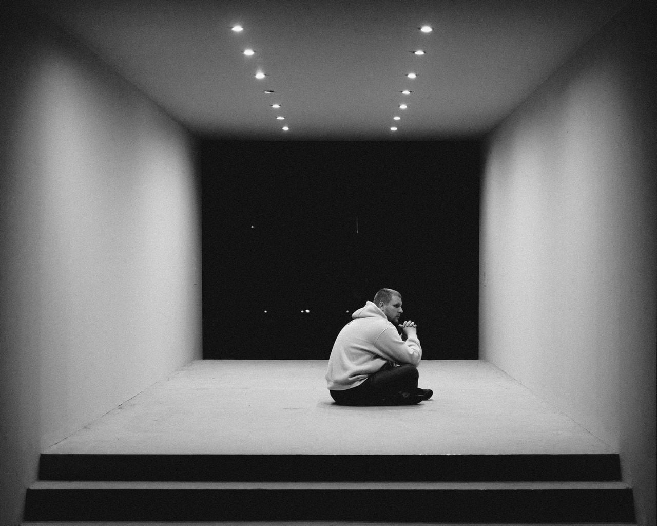 https://media-cache.primedia-service.com/media/eaudiijz/pexels-roman-ska-3453281-9534191-isolation-loneliness.jpg