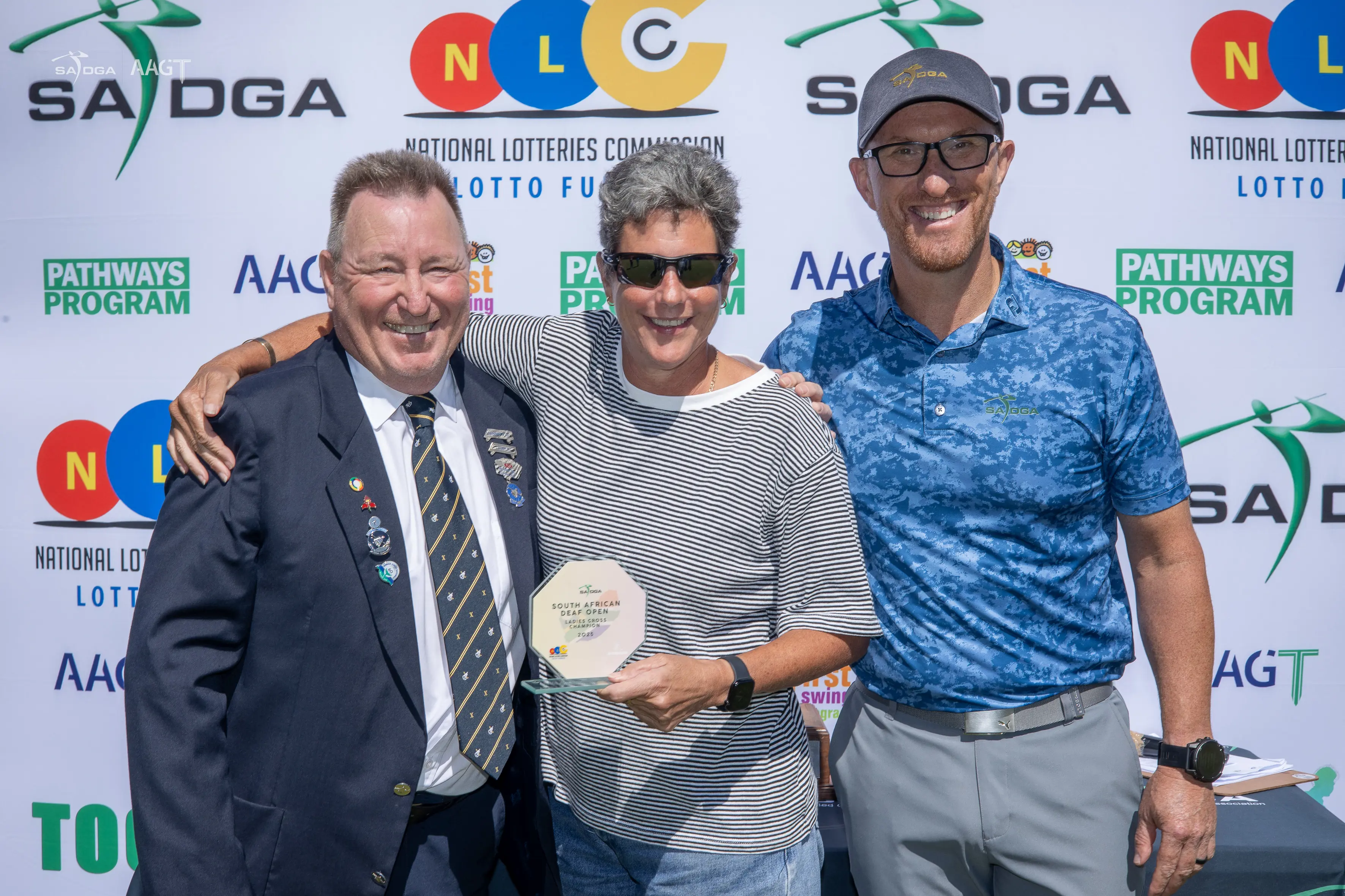 South African deaf golfer (in the middle) Gail Klichowicz. Picture: South African Disabled Golf Association. South African deaf golfer (in the middle) Gail Klichowicz. Picture: South African Disabled Golf Association.