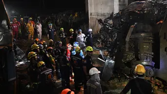 Thailand crane collapses onto train, killing 32 Thailand crane collapses onto train, killing 32