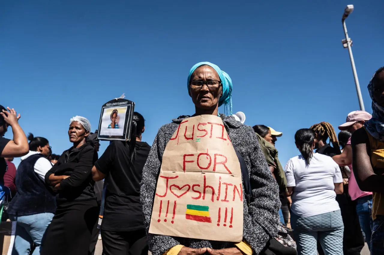 Saldanha residents protest outside the Vredenburg Magistrates Court after a brief appearance by Kelly Smith and four others. Photo: Kayleen Morgan/EWN Saldanha residents protest outside the Vredenburg Magistrates Court after a brief appearance by Kelly Smith and four others. Photo: Kayleen Morgan/EWN
