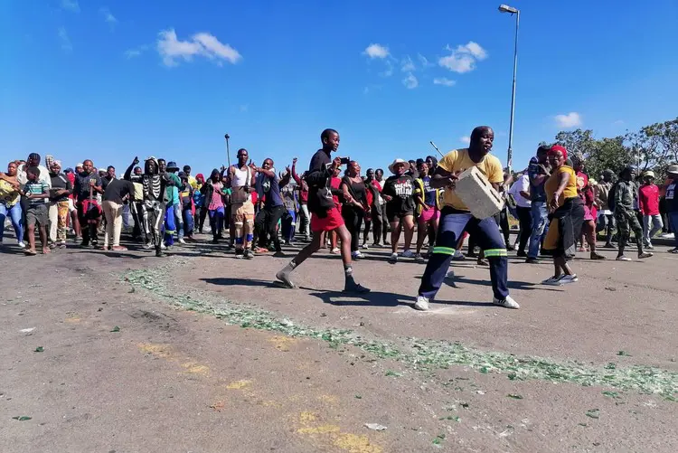 People in Lindelani protested because they were without electricity and water. Picture: Tsoanelo Sefoloko/GroundUp People in Lindelani protested because they were without electricity and water. Picture: Tsoanelo Sefoloko/GroundUp