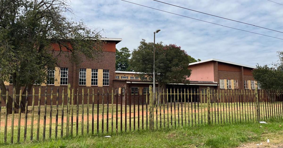 Gauteng govt keeps promise of emptying Randgate hall that's housing ...
