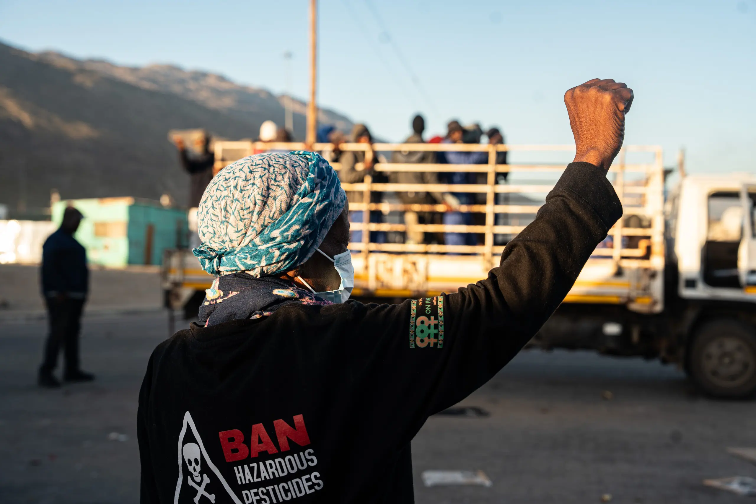Sixty-three-year-old activist and retired farmworker, Dina Ndleleni, hoists a fist up at workers being transported from De Doorns in the Cape Winelands. Picture: Kayleen Morgan/EWN Sixty-three-year-old activist and retired farmworker, Dina Ndleleni, hoists a fist up at workers being transported from De Doorns in the Cape Winelands. Picture: Kayleen Morgan/EWN