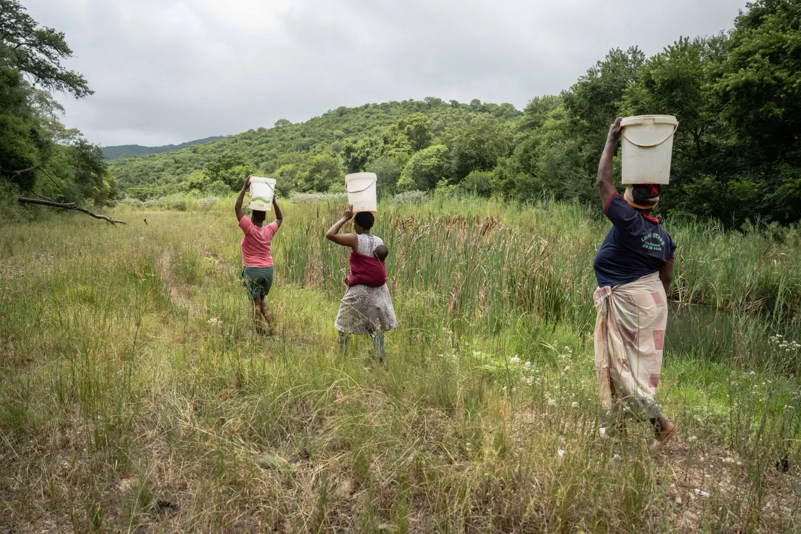 Residents have no choice but to collect water from the nearest source to provide the precious resource for their families. Picture: Jacques Nelles/Eyewitness News Residents have no choice but to collect water from the nearest source to provide the precious resource for their families. Picture: Jacques Nelles/Eyewitness News