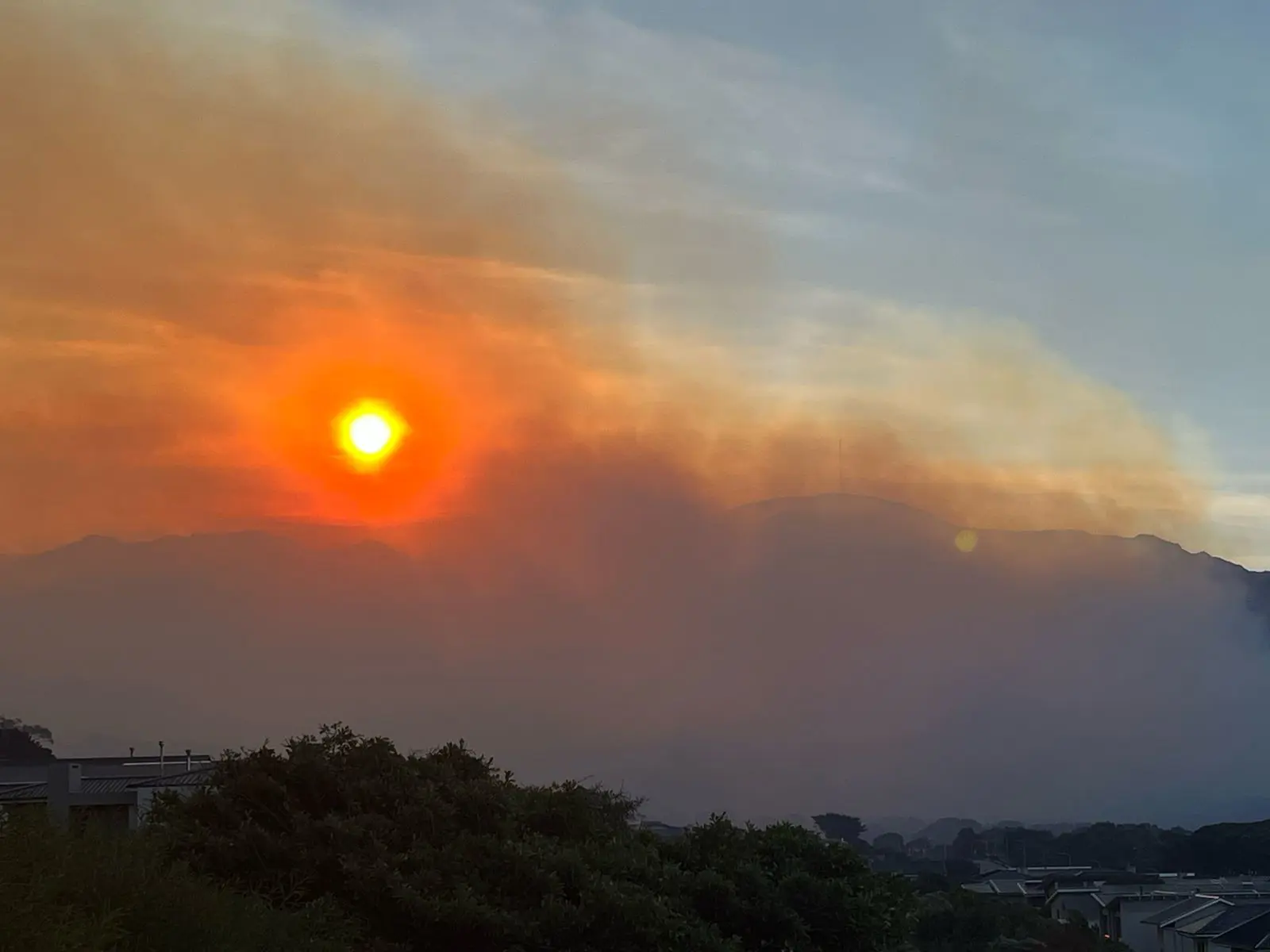 Firefighters are continuing to battle the Table Mountain fire. Picture: Primedia Firefighters are continuing to battle the Table Mountain fire. Picture: Primedia
