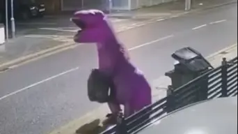 Viral video bonus: Melodramatic giant dinosaur caught dumping rubbish Viral video bonus: Melodramatic giant dinosaur caught dumping rubbish