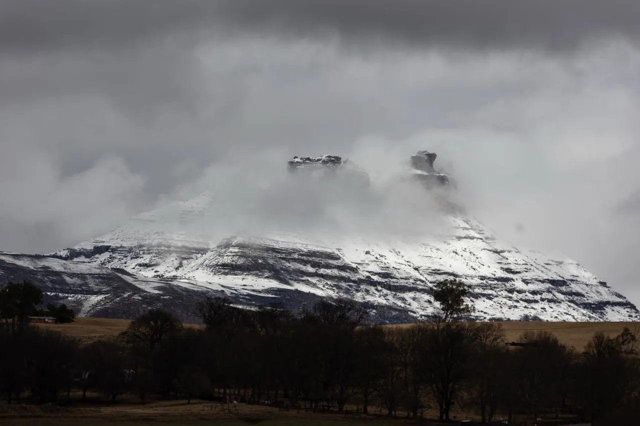 IN PICS | Cold front brings snowfall onto the Drakensburg