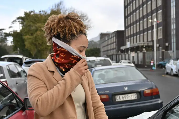 Constable Leigh-Ann Maroon. Picture: David Harrison/@GroundUp News Constable Leigh-Ann Maroon. Picture: David Harrison/@GroundUp News