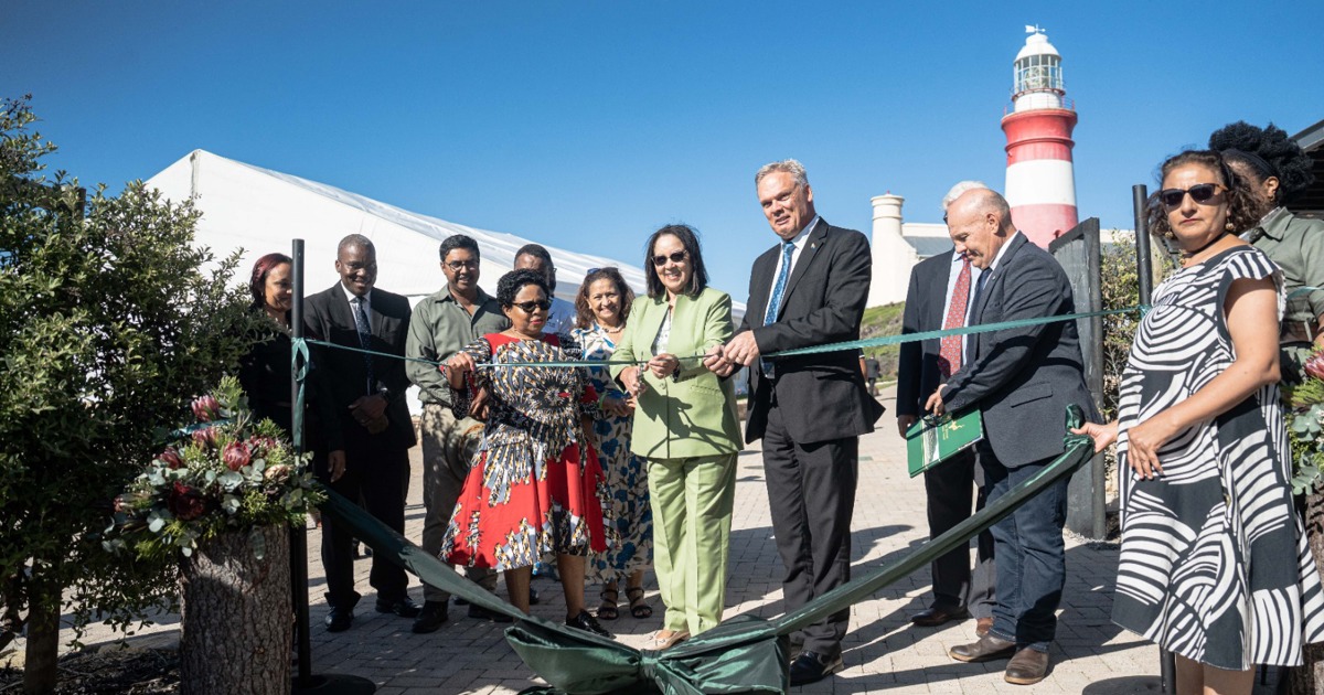 True North found: R81,9m precinct Cape Agulhas offiziell eröffnet als ...