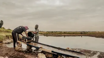 Desperate locals defy warnings to dig for gold in Springs Desperate locals defy warnings to dig for gold in Springs